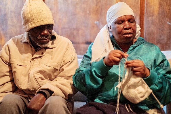 -Enok Mukanhairi, 57 ans, un aveugle du Zimbabwe, et sa femme aveugle Angeline Tazira, 50 ans, sont assis dans leur chambre à Johannesburg, le 22 juin 2020. Photo par Luca Sola / AFP via Getty Images.