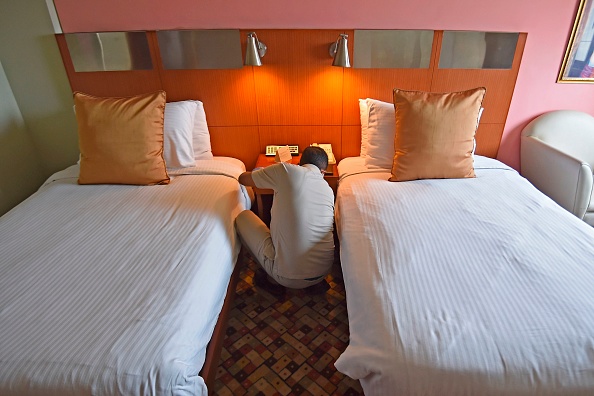 - Le 19 juin 2020, une employée de maison de l'hôtel Suryaa nettoie une chambre à New Delhi.  Le personnel de l'hôtel de luxe Suryaa doit enfiler des combinaisons médicales et gérer les rapaces alors que New Delhi se prépare pour une augmentation prévue des cas de coronavirus dans les semaines à venir. Photo de MONEY SHARMA / AFP via Getty Images.