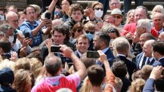 Municipales 2020 : Emmanuel Macron s’offre un bain de foule sans masque et omet les gestes barrières