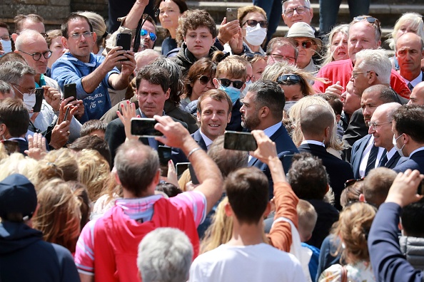 Sans masque, bain de foule pour le Président Emmanuel Macron au Touquet le 28 juin 2020. (Photo : LUDOVIC MARIN/AFP via Getty Images)
