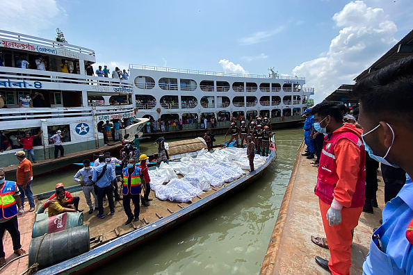 -Des secouristes ramènent les corps des victimes après qu’un ferry a chaviré au terminal de Sadarghat à Dacca le 29 juin 2020. - Photo de MUNIR UZ ZAMAN / AFP via Getty Images.