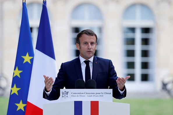 Emmanuel Macron devant les 150 citoyens de la Convention citoyenne pour le climat, le 29 juin dans le parc de l'Élysée. (Photo : CHRISTIAN HARTMANN/POOL/AFP via Getty Images)