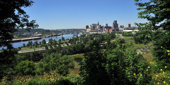 -Cette photo montre les toits de St. Paul, au Minnesota. St.Paul est la capitale et la deuxième ville la plus peuplée du Minnesota. La ville se trouve principalement sur la rive nord du fleuve Mississippi, en aval de la confluence du fleuve avec le fleuve Minnesota et jouxte Minneapolis, la plus grande ville de l'État. Ces deux villes forment le noyau de Minneapolis-Saint Paul, la 16e plus grande zone métropolitaine des États-Unis, avec environ 3,5 millions d'habitants. Photo KAREN BLEIER / AFP via Getty Images.