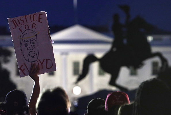Des manifestants organisent une manifestation près de la Maison Blanche le 31 mai 2020 à Washington, DC. (Photo : Alex Wong/Getty Images)
