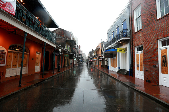 Une vue de la rue Bourbon dans le quartier français alors que la tempête tropicale Cristobal s'approche de la côte le 07 juin 2020 à la Nouvelle-Orléans, en Louisiane. Cristobal devrait toucher terre dimanche après-midi. (Photo : Sean Gardner/Getty Images)