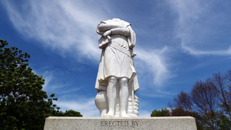 Une statue de Christophe Colomb décapitée, le 10 juin à Boston (Tim Bradbury/Getty Images)