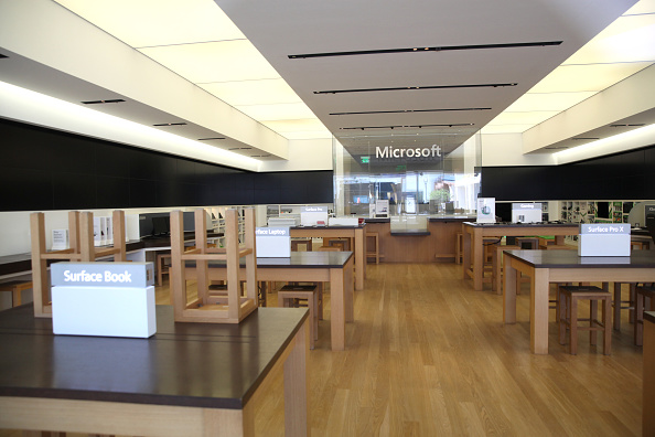 -La salle d'exposition du magasin Microsoft est vide le 26 juin 2020 à Corte Madera, en Californie. Microsoft a annoncé son intention de fermer tous ses 83 magasins physiques et de passer à une plate-forme en ligne uniquement. Photo de Justin Sullivan / Getty Images.