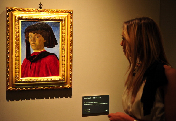 -Illustration- Un visiteur regarde un portrait du maître du XVe siècle Sandro Botticelli lors de l'exposition « Filipino Lippi et Sandro Boticelli » à la Scuderie del Quirinale de Rome. Photo Alberto PIZZOLI / AFP via Getty Images.