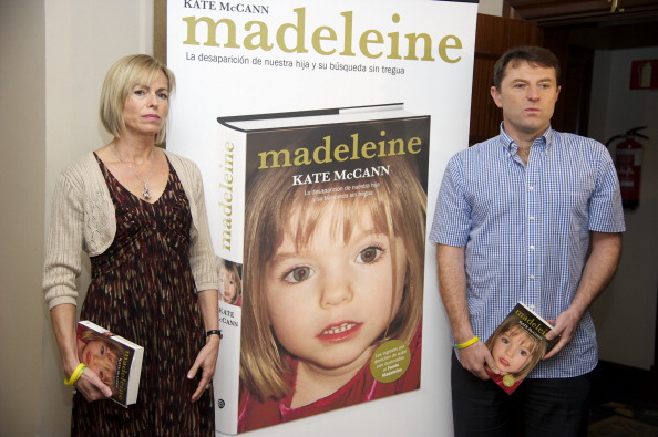 -Kate McCann et Gerry McCann posent lors du lancement du livre de Kate McCann "Madeleine" à l'hôtel Wellington le 19 octobre 2011 à Madrid, Espagne. La fille de Kate et Gerry McCann, Madeleine, est portée disparue depuis le soir du 3 mai 2007. Photo de Carlos Alvarez / Getty Images.