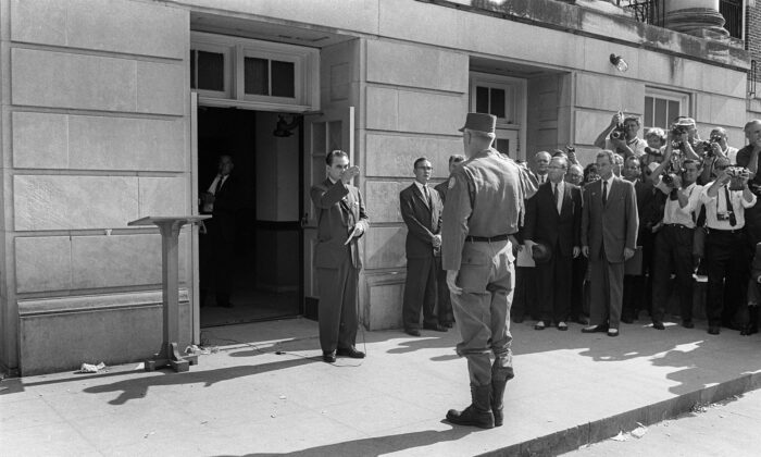 Le gouverneur de l'Alabama, George Wallace (à gauche), fait face au général Henry Graham, à Tuscaloosa, à l'Université de l'Alabama, où il a bloqué l'inscription de deux étudiants afro-américains, jusqu'à ce que le général Graham lui ordonne de se retirer, le 12 juin 1963. (-/AFP via Getty Images)