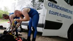 Des plongeurs de la gendarmerie du Var sortent 56 pneus de l’eau dans une opération ramassage de déchets en mer