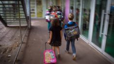 Tours: «Pour que les enfants s’y retrouvent», un directeur interdit aux garçons le port de la jupe, l’école taguée par des féministes