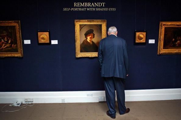 -Illustration- Un parieur regarde un autoportrait de Rembrandt, exposé à la maison de vente aux enchères Sotheby's à Londres. Photo ODD ANDERSEN / AFP via Getty Images.