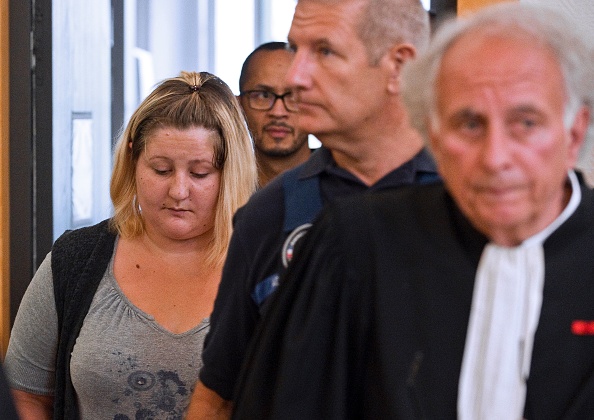 Cécile Bourgeon (G), mère de Fiona le 5 septembre 2016, au tribunal de Riom. (Photo : THIERRY ZOCCOLAN/AFP via Getty Images)