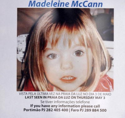 -Le 13 mai 2007 une affiche donne les numéros de bureau de la police et des informations pour la petite fille britannique de quatre ans, Madeleine McCann, dans le quartier de la station balnéaire de Lagos, à Praia da Luz, dans le sud du Portugal. Photo MELANIE MAPS / AFP via Getty Images.