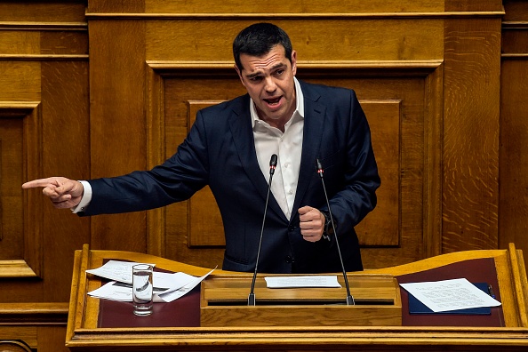 Le Premier ministre grec Alexis Tsipras s'exprime lors d'un débat parlementaire à Athènes le 22 février 2018, avant un vote sur sa demande d'ouvrir une enquête pour savoir si près d'une douzaine de hauts responsables politiques ont reçu des pots-de-vin ou ont aidé à promouvoir le géant pharmaceutique suisse Novartis. (Photo : ANGELOS TZORTZINIS/AFP via Getty Images)