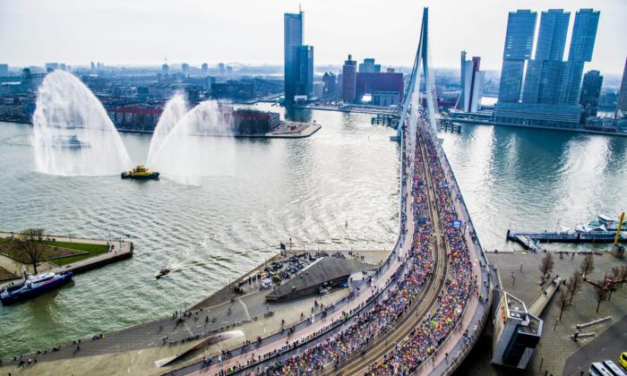 Une vue du pont Erasmus et de la ligne d'horizon à Rotterdam, Pays-Bas, le 8 avril 2018. (ROBIN UTRECHT/AFP via Getty Images)