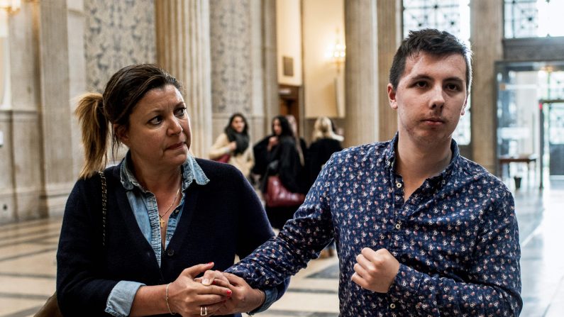Marin Sauvajon accompagné d’un parent lors du procès de son agresseur, le 3 mai 2018 au palais de justice de Lyon. (Photo : JEFF PACHOUD/AFP via Getty Images)