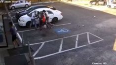 [États-Unis] Un groupe de jeunes s’attaque à un homme devant un magasin  en criant : »Black Lives Matter »
