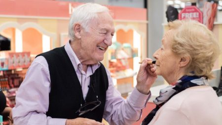 Un mari dévoué de 84 ans apprend l’art du maquillage pour aider sa femme malvoyante