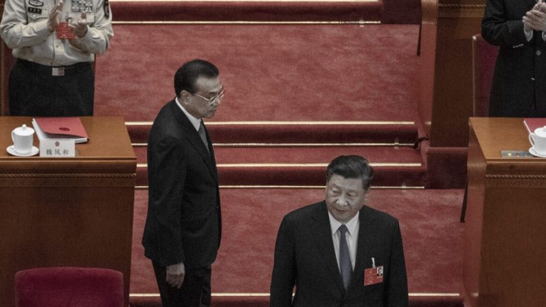 Le leader chinois Xi Jinping et le Premier ministre Li Keqiang, alors qu'ils viennent d'arriver à la session de clôture du congrès de l'assemblée législative du Parti à Pékin, en Chine, le 28 mai 2020. (Kevin Frayer/Getty Images)