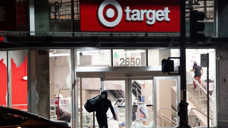 Un pillard dévalise un magasin Target à Oakland, en Californie, le 30 mai 2020. Trois membres d'Antifa ont été arrêtés pour avoir prétendument participé au pillage d'un magasin Target au Texas le 31 mai 2020. (Josh Edelson/AFP via Getty Images)