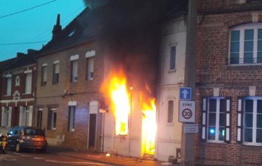 Des grandes flammes sortaient déjà des fenêtres lorsque les policiers ont remarqué la fumée noire. (Police nationale du Pas-de-Calais)