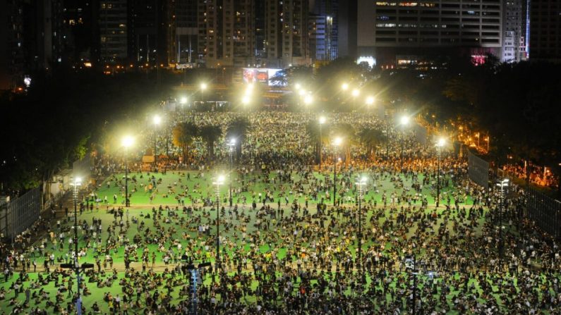 Les Hongkongais se rendent à une veillée aux chandelles pour commémorer le massacre de la place Tiananmen, dans le parc Victoria, à Hong Kong, le 4 juin 2020. (Song Bilung/The Epoch Times)