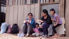 Une mère fuit vers l’Amazonie durant le confinement du Covid-19 au Pérou et parcourt des centaines de kilomètres avec ses filles