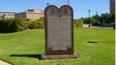 Un homme du Montana est accusé d’avoir démoli le monument des Dix Commandements