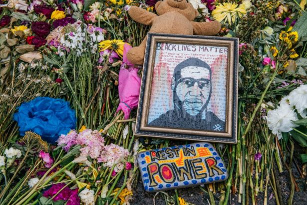 Des fleurs et des messages sont déposés sur le mémorial de George Floyd à Minneapolis, Minnesota, le 9 juin 2020. (Brandon Bell/Getty Images) 