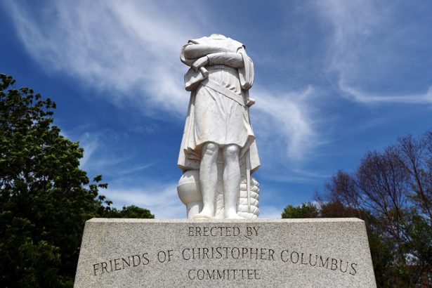 Une statue représentant Christophe Colomb a été décapitée au parc Waterfront de Boston, le 10 juin 2020. (Tim Bradbury/Getty Images) 