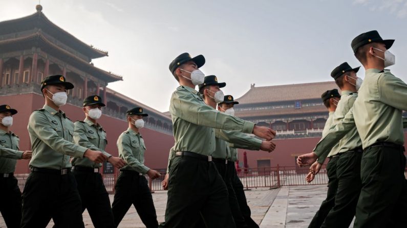 Des soldats de l'Armée populaire de libération (APL) défilent à l'entrée de la Cité interdite lors de la cérémonie d'ouverture de la Conférence consultative politique du peuple chinois (CPPCC) à Pékin le 21 mai 2020. (Nicolas Asfouri/AFP via Getty Images) 