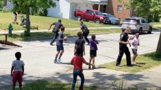 À la suite d’un appel dénonçant des enfants jouant dans la rue au football américain – la police débarque… et joue avec eux!
