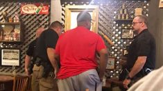 Un Afro-Américain offre de payer l’addition des policiers dans un restaurant et n’acceptera pas un «non» comme réponse