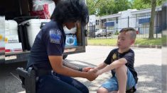 Un garçon de 7 ans prie avec des officiers de police locaux au milieu des manifestations, sa mission devient virale