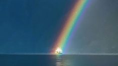 Avec son iPhone, un résident de Colombie-Britannique prend la photo d’un ferry traversant un arc-en-ciel dans un alignement parfait