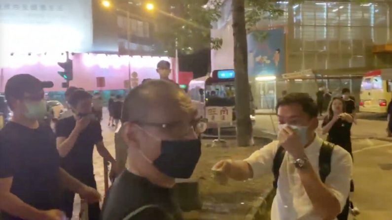 Un homme brandit un couteau après s'être disputé avec des citoyens voisins, à Kwun Tong, Hong Kong, le 12 juin 2020. (Jerry/The Epoch Times) 