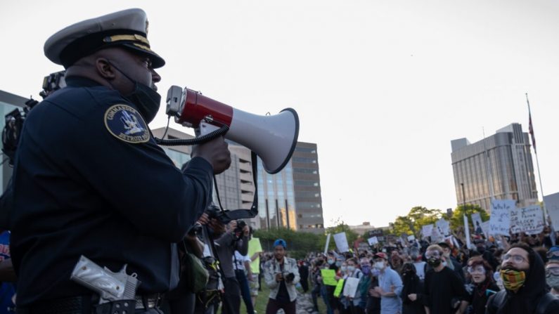Des officiers de police parlent aux manifestants devant le poste de police de Détroit, Michigan, le 31 mai 2020. (Seth Herald/AFP via Getty Images)