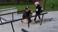 Une mère partage l’interaction surprenante d’un planchiste de 20 ans avec sa fille de 6 ans au Skate Park, sur Facebook