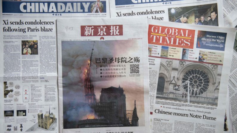 Les premières pages du China Daily (à gauche), du Beijing News (à droite) et du Global Times (au centre) consacrées à la catastrophe de la cathédrale Notre-Dame, à Pékin, le 17 avril 2019. (Nicolas Asfouri/AFP via Getty Images)
