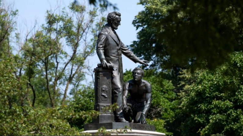 Photo prise de la statue de l'émancipation de Lincoln Park, à Washington le 22 juin 2020. (Jim Watson/AFP via Getty Images)
