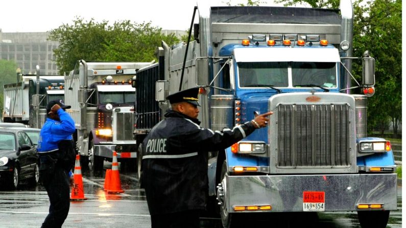 La police surveille la circulation des camions à Washington le 28 avril 2008. (Alex Wong/Getty Images)