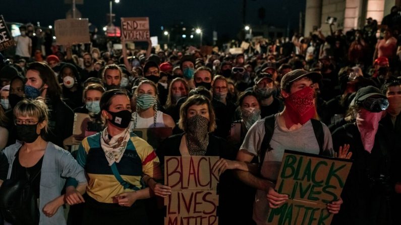 Des manifestants sur le pont de Manhattan à New York, N.Y., le 2 juin 2020. (Scott Heins/Getty Images)