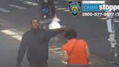 Un homme frappe une femme âgée à la tête pendant qu’elle marche, puis joue le rôle de la victime