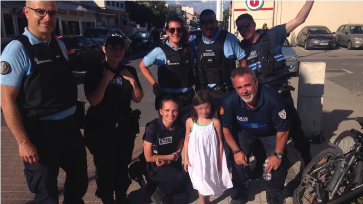 Après avoir été retrouvée, la fillette n’a pas hésité à prendre la pose au milieu des gendarmes et des policiers. Crédit : Gendarmerie de l’Hérault. 