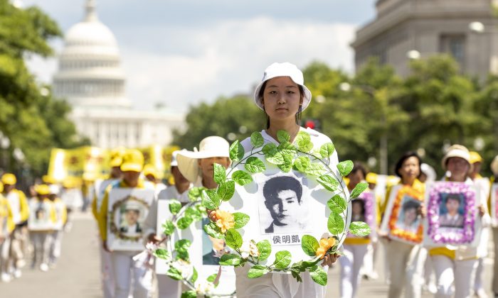 Les pratiquants de Falun Gong marchent du Capitole américain au monument de Washington commémorant le 20e anniversaire de la persécution du Falun Gong en Chine, à Washington le 18 juillet 2019. (Samira Bouaou/The Epoch Times)