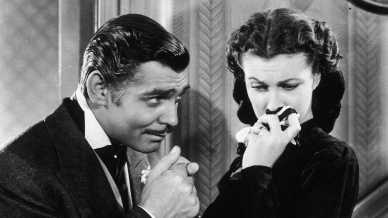 L'acteur Clark Gable dans son rôle de Rhett Butler embrassant la main d'une Scarlett O'Hara en larmes, jouée par Vivien Leigh, dans « Autant en emporte le vent ». (Hulton Archive/Getty Images) 