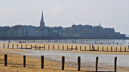 Bretagne : un poids lourd en panne retrouvé pris au piège de la marée à Saint-Malo