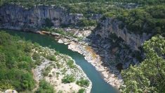 Ardèche : construction d’une église controversée sur un site protégé… les travaux suspendus jusqu’en octobre